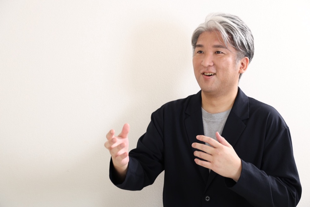身ぶりを交えて説明するタビーロードの担当者